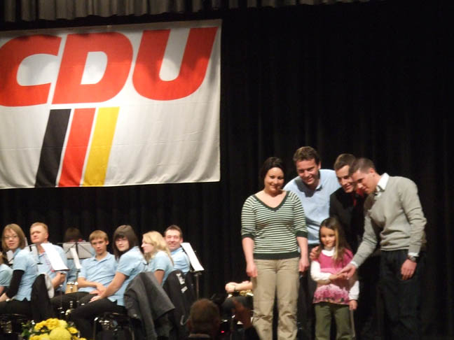 Die Gewinnerin Lena Sadighi (Bildmitte)bei der Preisbergabe durch die Junge Union